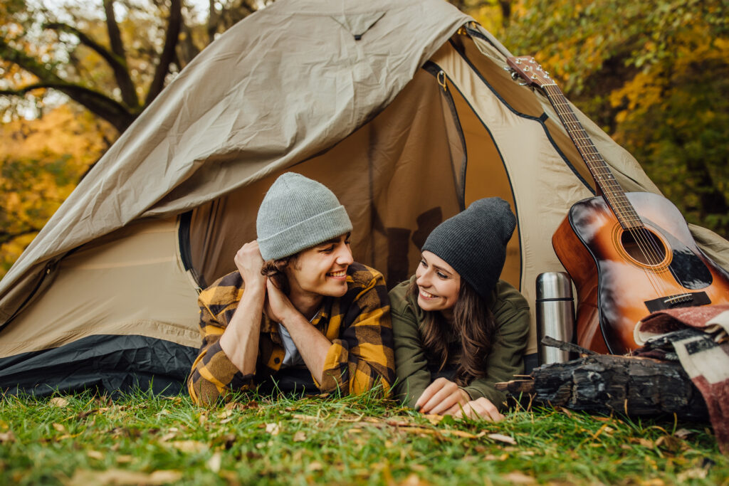 Upewnij się, że Twój sprzęt kempingowy, w tym namiot, jest w dobrym stanie i odpowiednio zabezpieczony przed warunkami atmosferycznymi. Przygotuj również odpowiednią ilość jedzenia, wody i innych niezbędnych rzeczy.