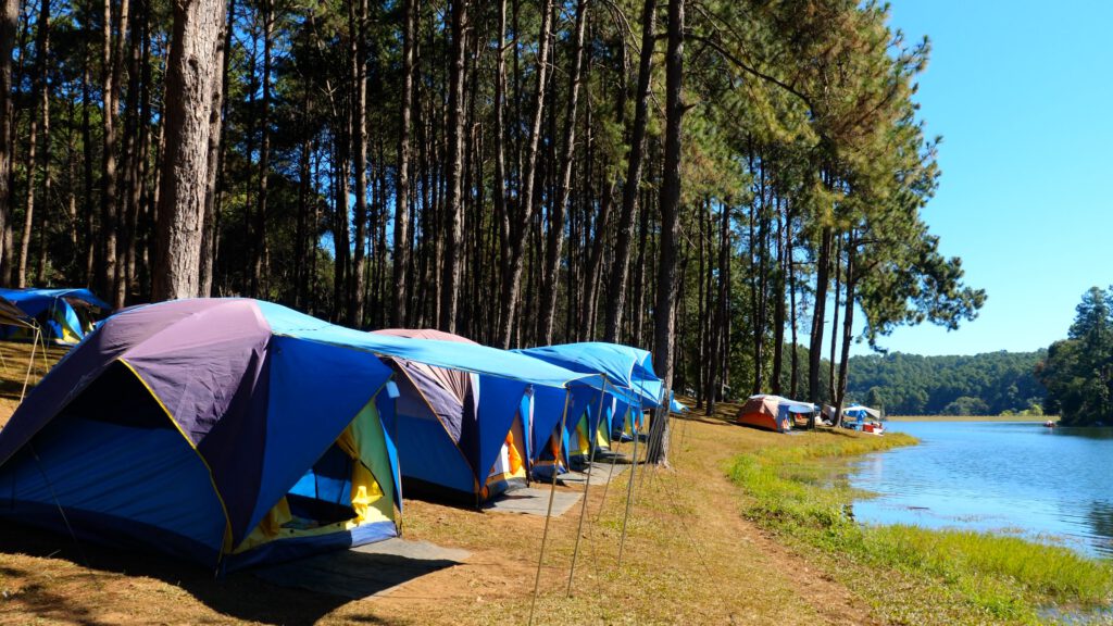 duże namioty nad jeziorem w poraju