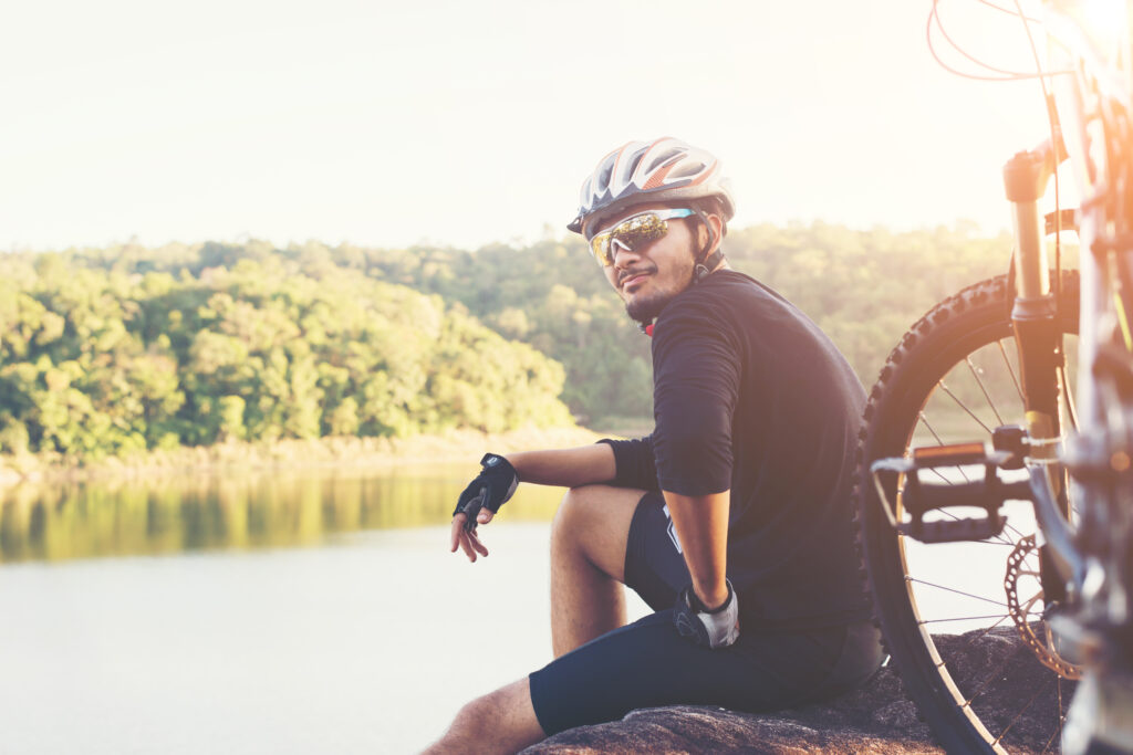 nad brzegiem jeziora Poraj rowerzysta w kasku i okularach słonecznych