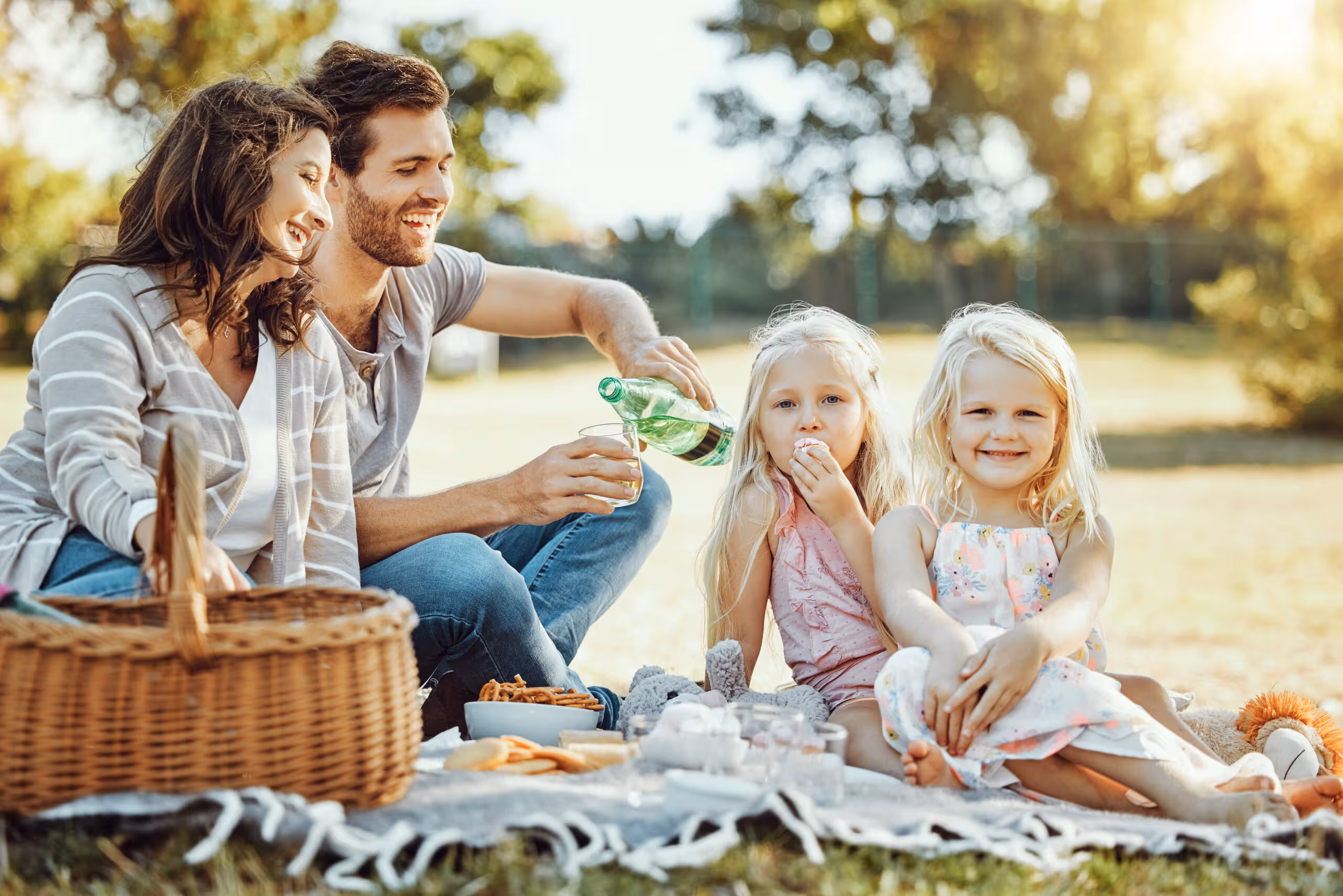 Co zabrać na piknik nad wodą? 9 picnic park family parents children happy people garden grass sunshine kids mom dad smile with food field nature summer vacation relax lawn with happiness scaled