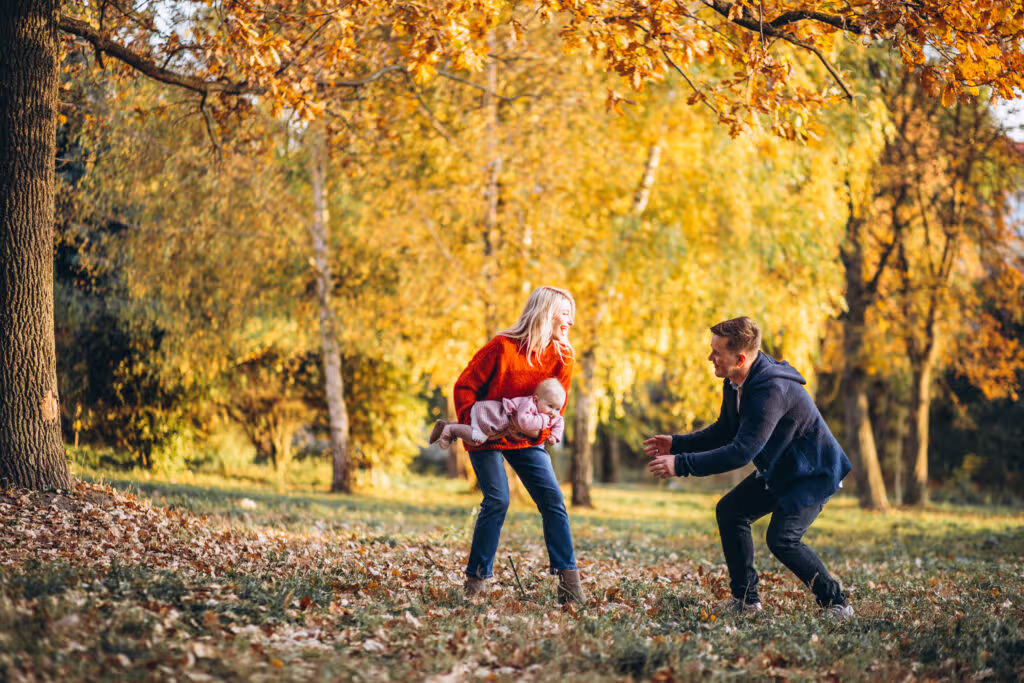 Jesienne spacery nad Zalewem Poraj 1 family with baby daughter walking autumn park