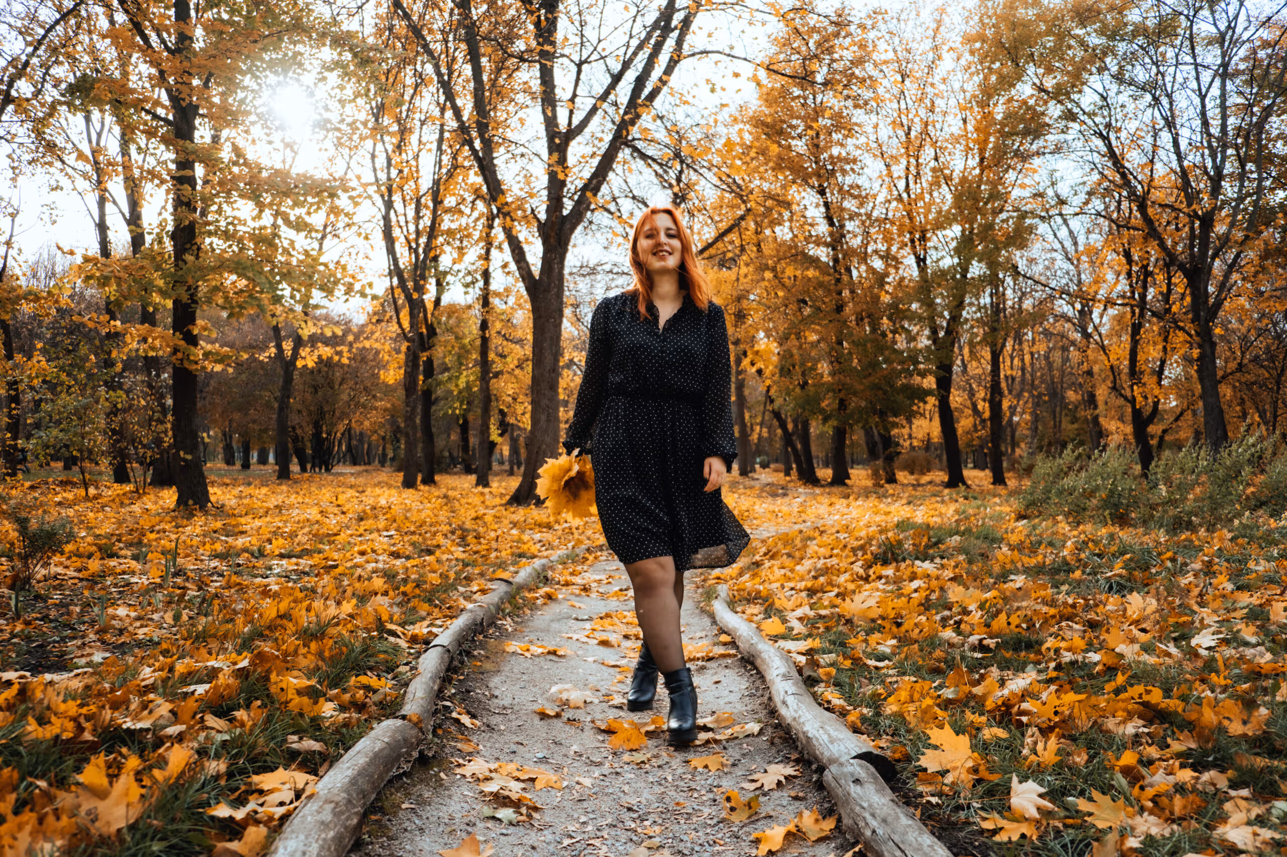 Jesienne spacery nad Zalewem Poraj 1 outdoor autumn portrait happy smiling plus size red hair woman dress walking fall park 1 scaled